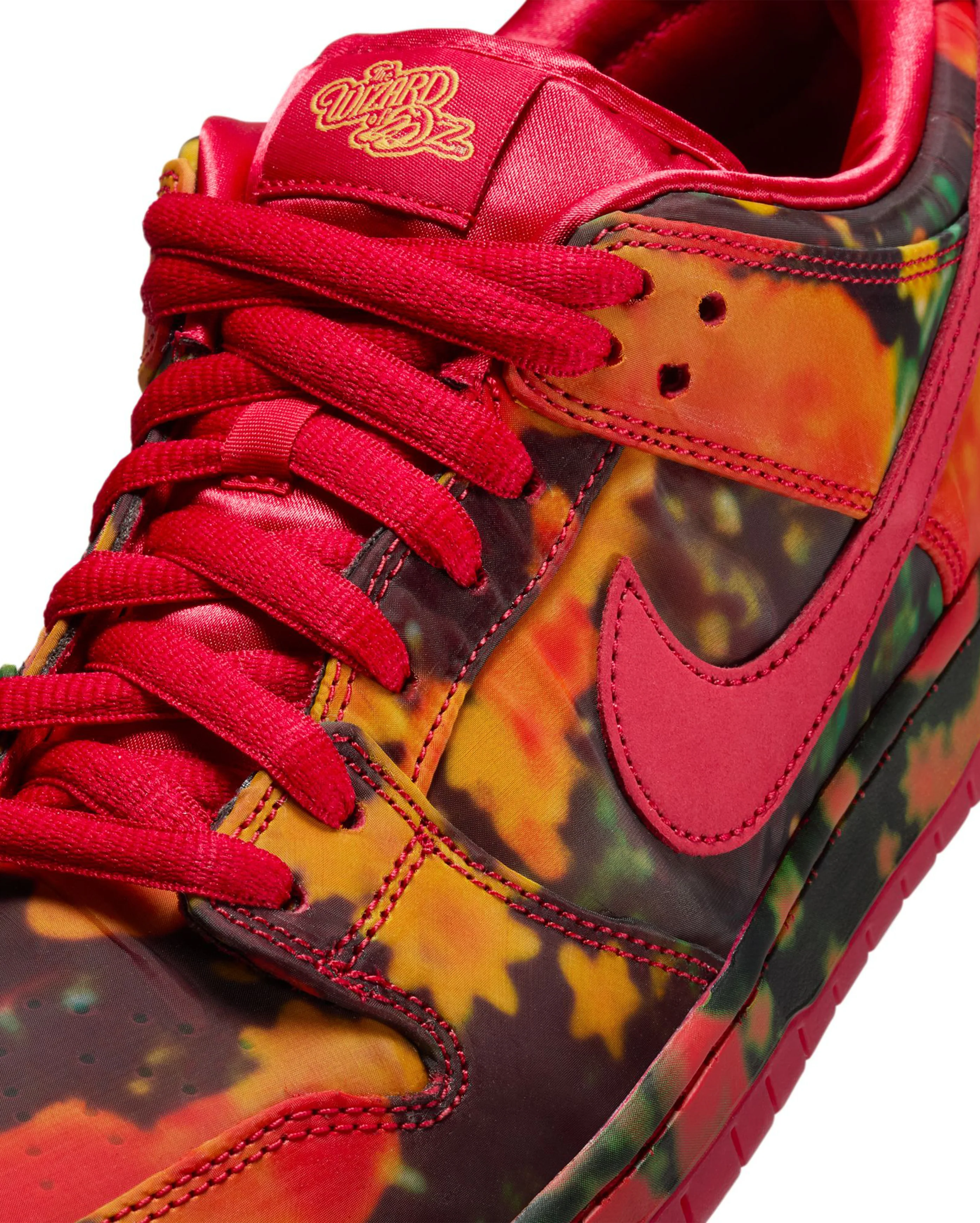 Dunk Low The Wizard of Oz Poppy Field - Image 4